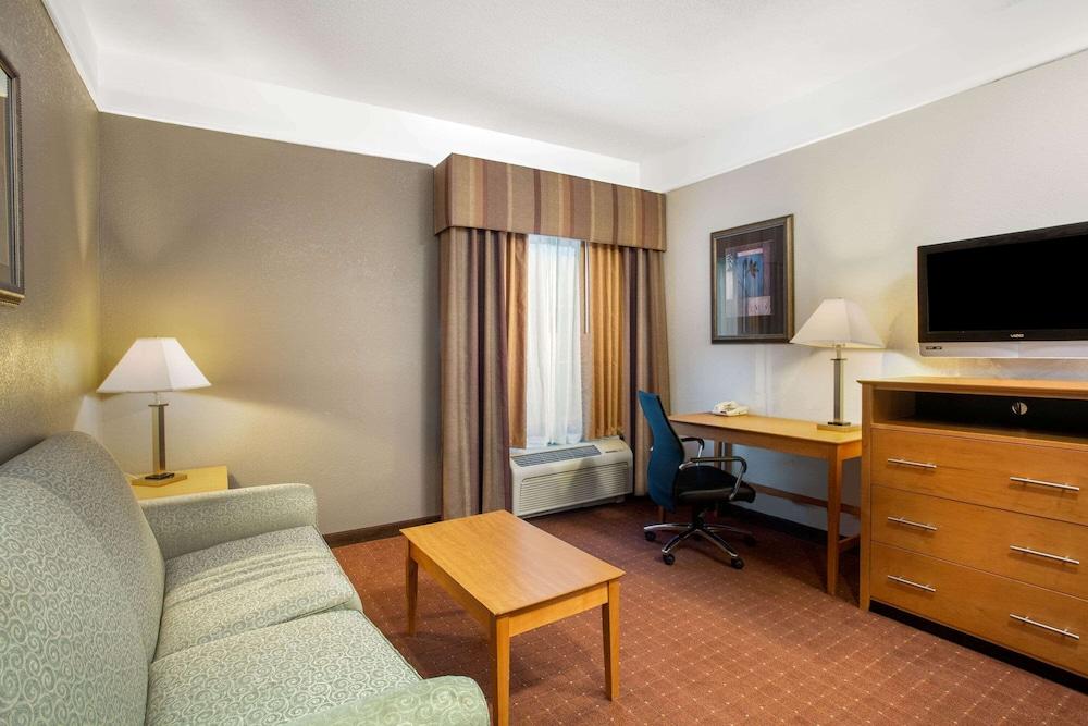 La Quinta & By Wyndham Hotel